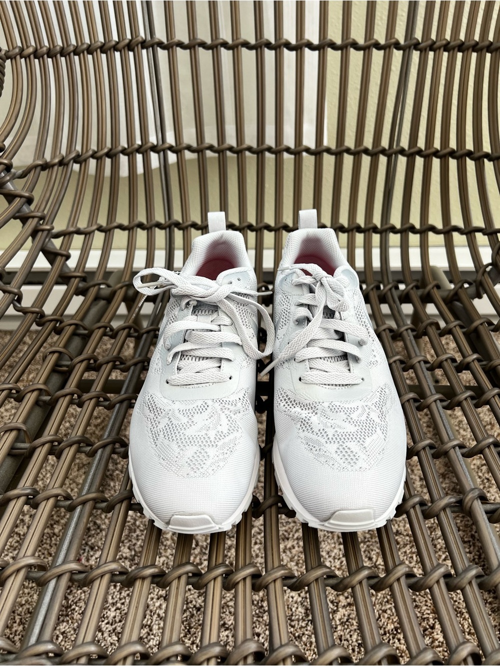 New NIKE Grey/Platinum/White Women Size 8 Runner 2 Sneakers